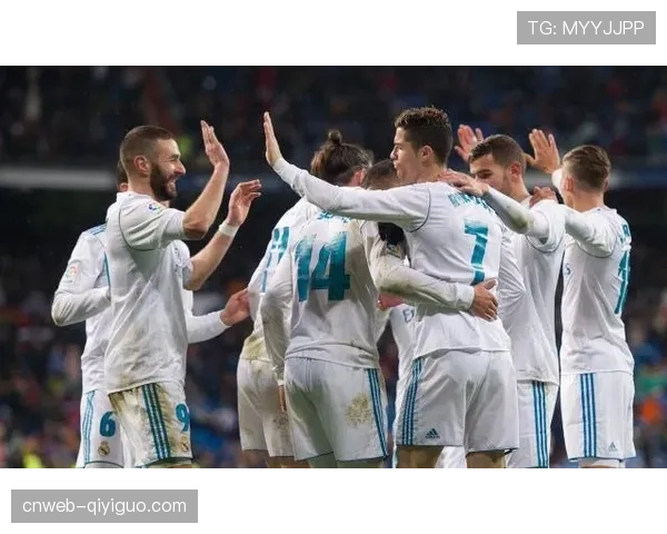 本泽马回归伯纳乌观战，获主场球迷起立鼓掌